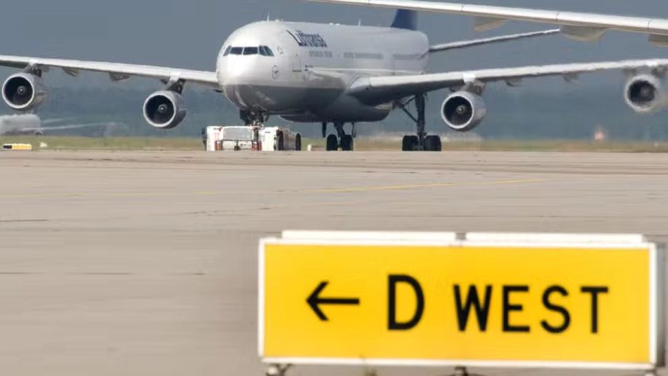 Lufthansa anulează vineri sute de zboruri. Sute de mii de pasageri afectați, haos pe aeroporturile europene