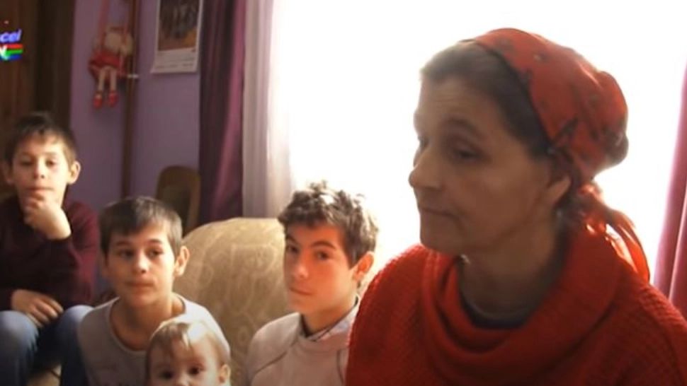 O femeie din Argeș, mama cu cei mai mulți copii din România - Tatăl nu are un loc stabil de muncă și lucrează în sat "cu ziua"