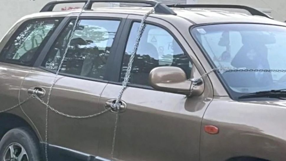 Un șofer din România și-a legat mașina cu lanțuri și i-a pus lacăt - motivul a șocat! FOTO