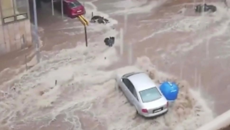 Vremea extremă face ravagii în Grecia. Străzile din Salonic au fost înghițite de ape - VIDEO