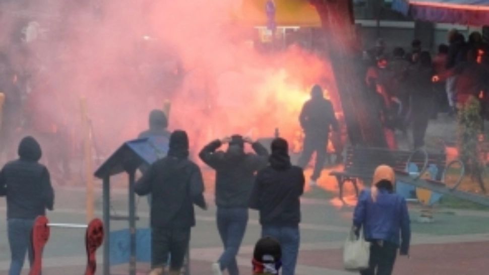 Violențe grave la marșul LGBT din Belgrad. Protestatarii au aruncat cu fumigene, 10 polițiști au fost răniți