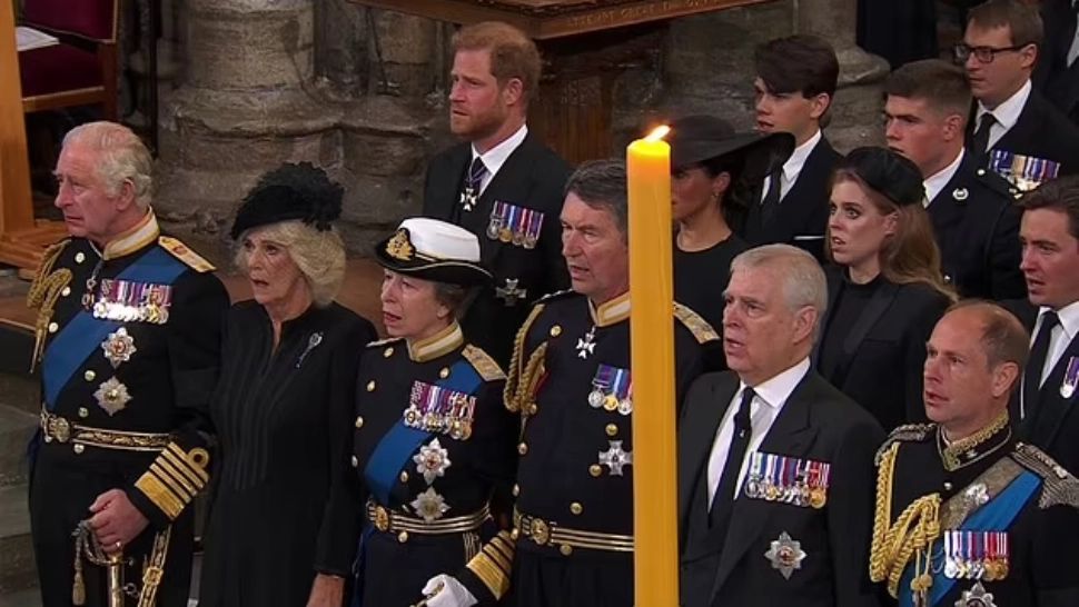 Întâmplare sau premeditare?! Meghan, "ascunsă" în spatele unei lumânări în timpul transmisiunii live de la catafalcul Reginei