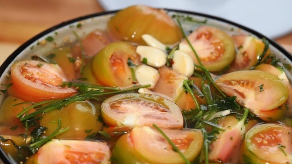 Cum să păstrezi saramura limpede la murături - ingredientul care le păstrează tari și crocante