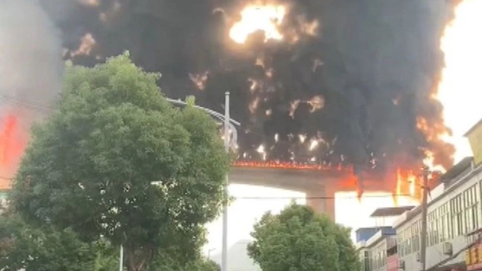 Incendiu URIAȘ provocat de ciocnirea unei cisterne cu silicon pe un pod din China - Imagini uluitoare - VIDEO