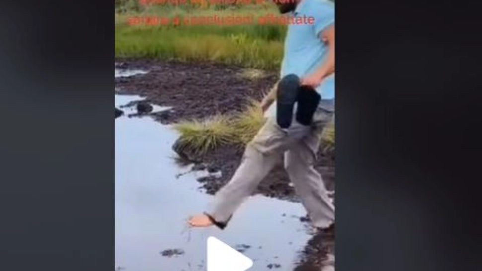 VIDEO – Un bărbat a vrut să sară peste o baltă dar s-a trezit înghițit de ape – Imagini terifiante