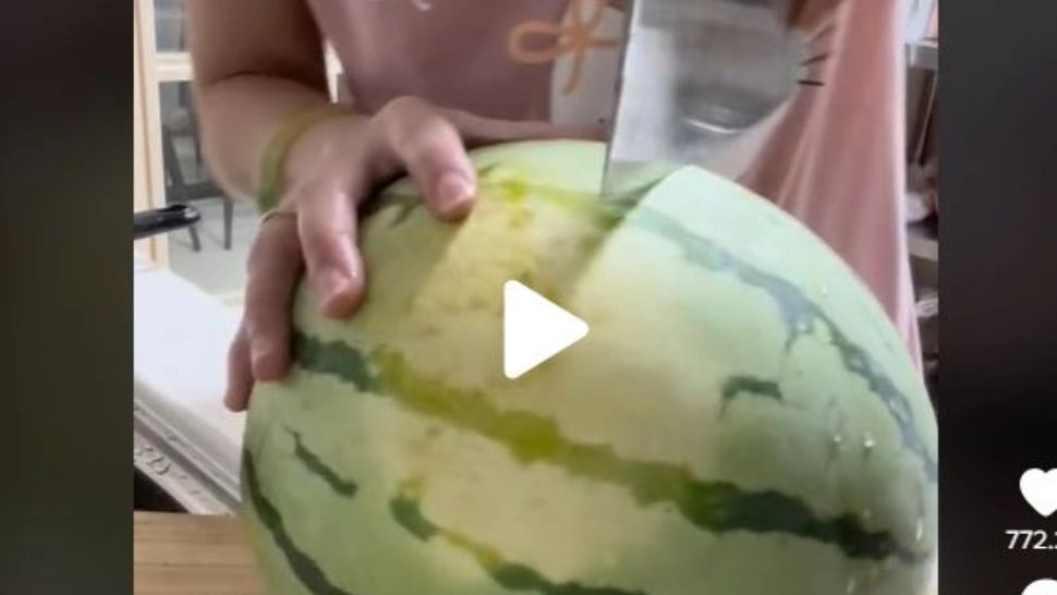 VIDEO – A luat un satâr pentru a crăpa un pepene roșu însă ceva neașteptat s-a întâmplat – Imaginile au devenit virale