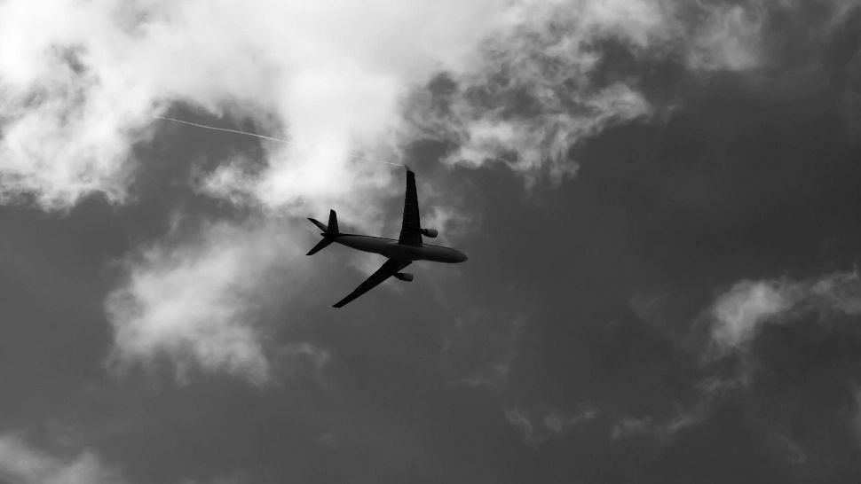 Un avion de mici dimensiuni s-a prăbușit în apă. Un pasager a fost găsit mort, iar alți 9 sunt căutați - VIDEO