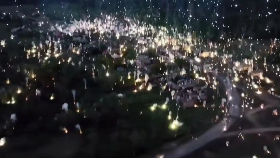 Imagini aproape IREALE în Ucraina. O ploaie de FOC aruncată de ruși asupra unei localități- VIDEO