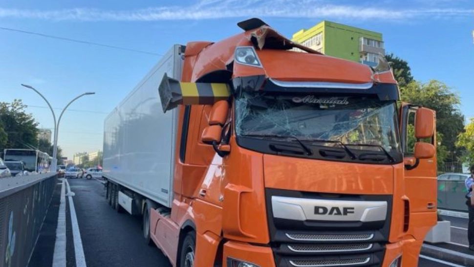 Pasajul Unirii a fost blocat, joi dimineață, după ce un TIR a lovit limitatorul de înălțime plasat la intrarea în pasaj
