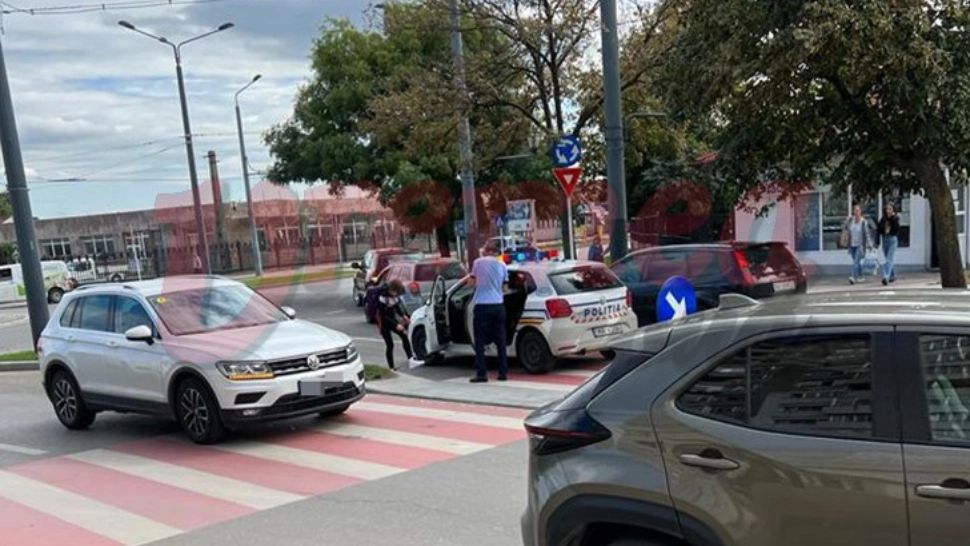Fetiță lovită de mașina poliției, pe trecerea de pietoni, la Vaslui. Accident la indigou după cel în care a murit Raisa