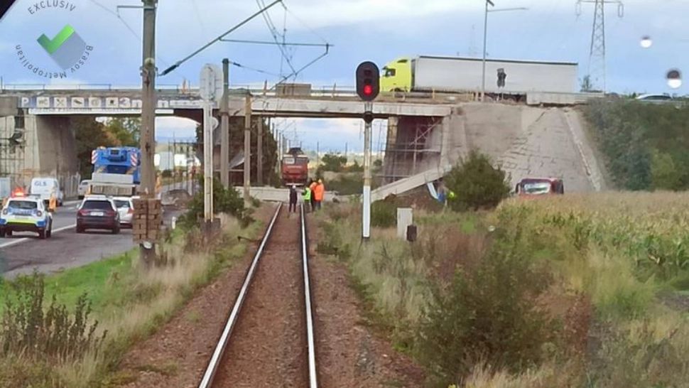 Pod căzut peste calea ferată, în județul Brașov. Circulația trenurilor este blocată