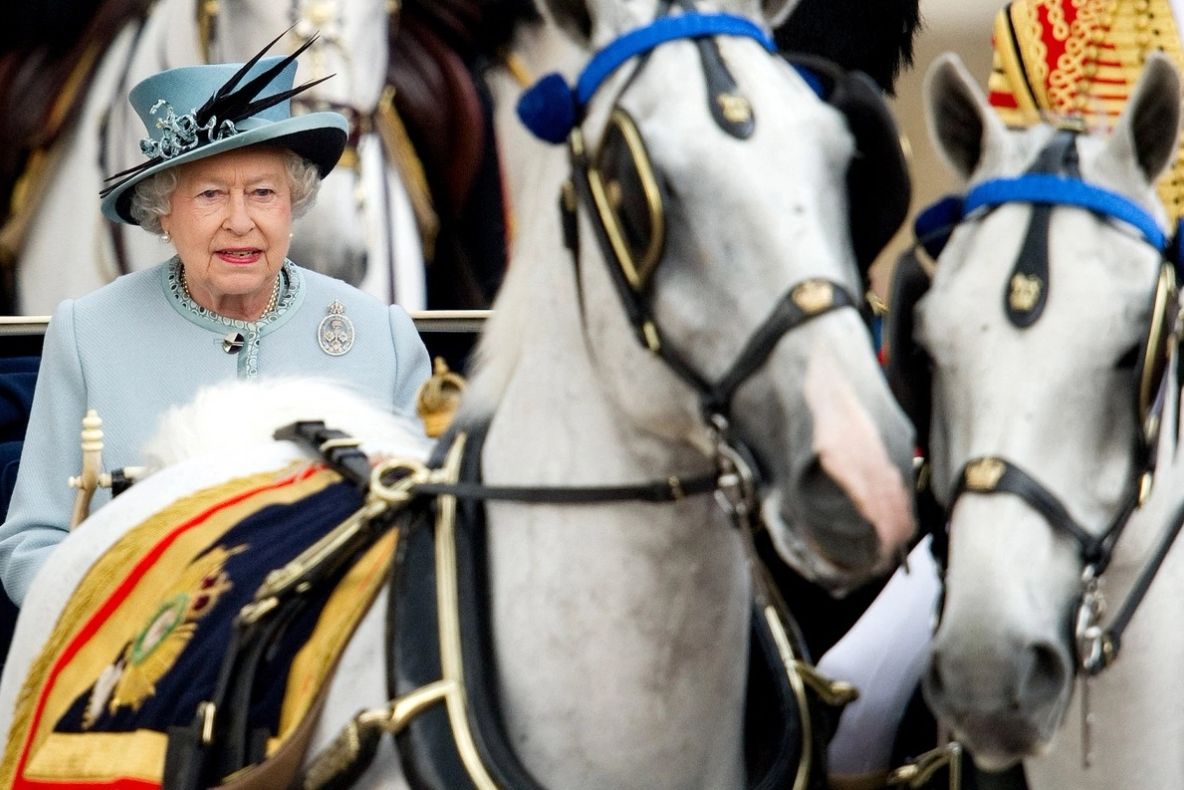 Povestea celor peste 5.000 de pălării ale Reginei. De ce le purta Elisabeta a II-a o singură dată - FOTO