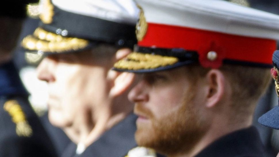 2 membri ai Familiei Regale n-au voie să poarte uniforma militară la înmormântarea Reginei. Unul este chiar prințul Harry 