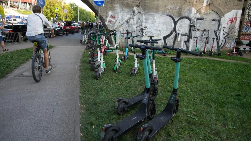 Schimbare RADICALĂ în trafic. Ce se întâmplă cu posesorii de trotinete și biciclete