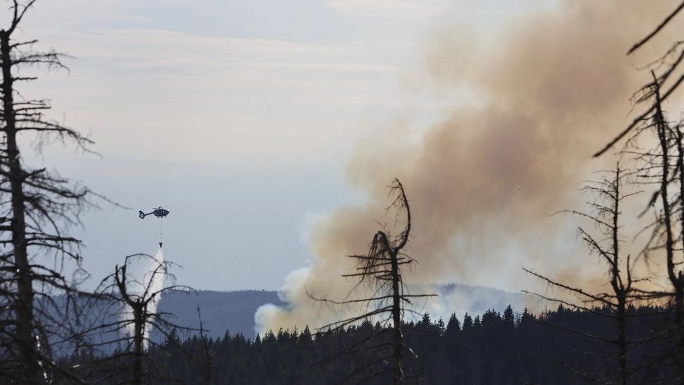 Incendiu de pădure în Germania: zeci de hectare arse - 5 elicoptere şi peste 300 de pompieri se luptă cu flăcările - VIDEO