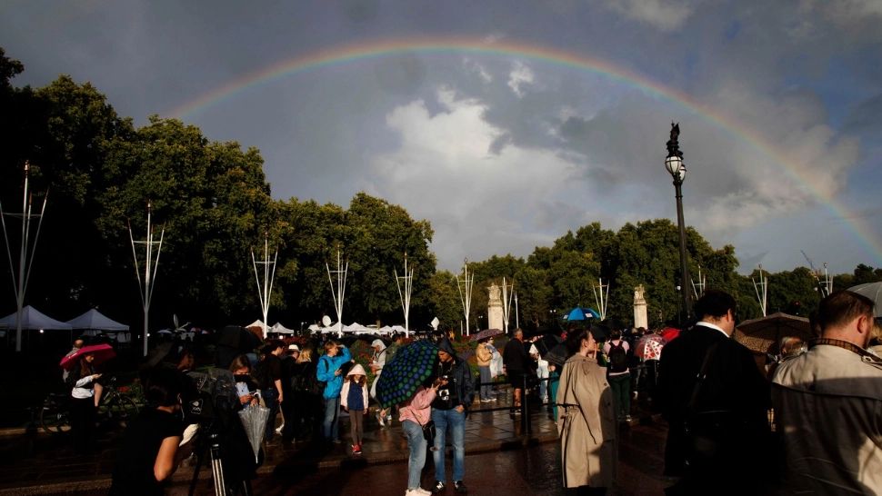 Moment EMOȚIONAT la Londra: un CURCUBEU a apărut deasupra Palatului Buckingham, cu puțin timp înainte să fie anunțat decesul Reginei Elisabeta a II-a - FOTO 