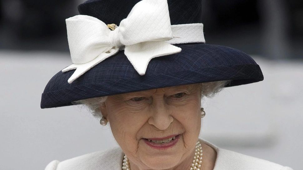 Drapelul de la Ambasada Marii Britanii la București, coborât în bernă după moartea Reginei Elisabeta a II-a