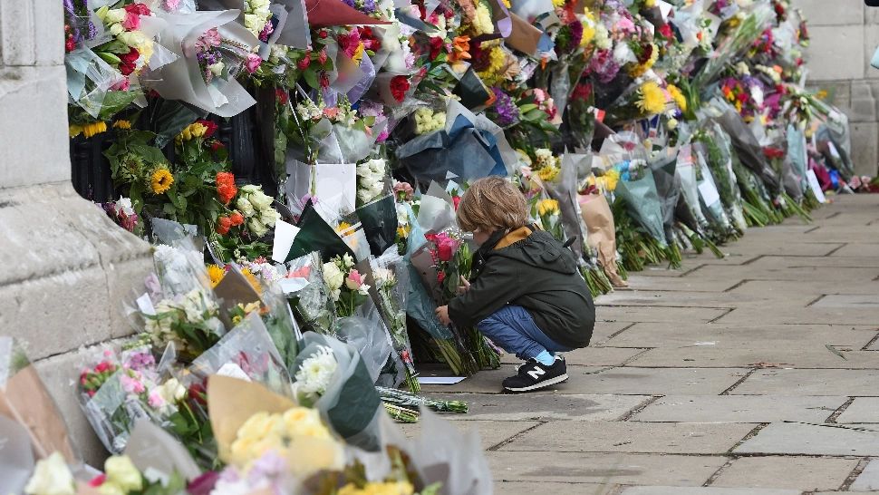 Regina Elisabeta a II-a, omagiată de români la Ambasada Marii Britanii la București