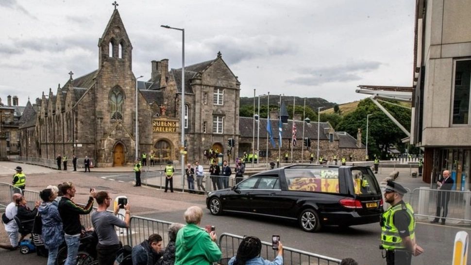 MOARTEA Reginei Elisabeta a II-a - Cortegiul funerar a ajuns la Palatul Holyroodhouse din Edinburgh