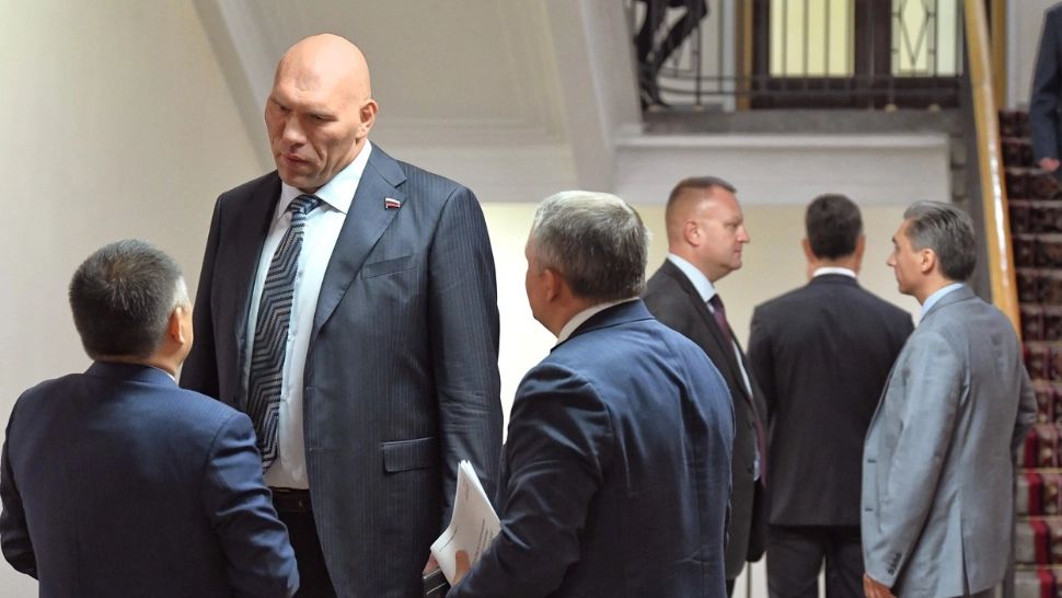 Gigantul Nikolai Valuev, cel mai masiv campion mondial din istoria boxului, chemat la MOBILIZARE 