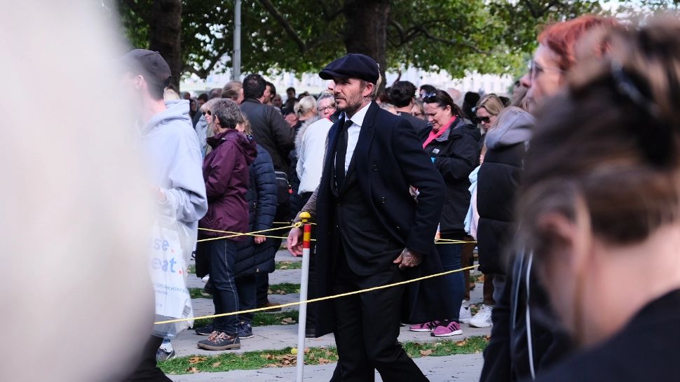 David Beckham a stat 12 ore la coadă pentru a vedea trupul Reginei Elisabeta a II-a - Video