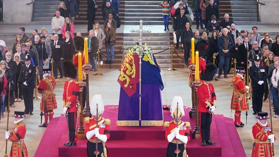 Incidente revoltătoare la catafalcul Reginei Angliei - Agresiuni sexuale asupra unor femei aflate la coadă - Ce a făcut bărbatul