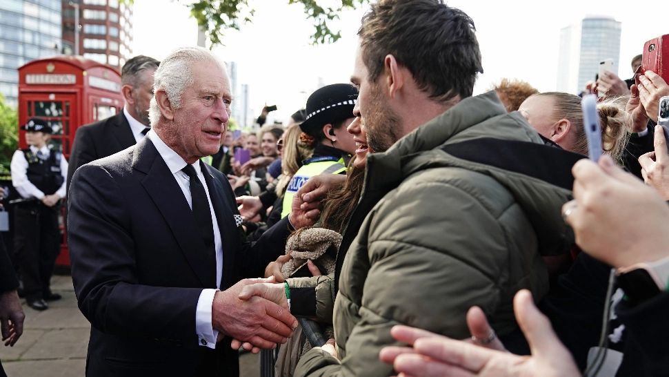 Regele Charles a dat mâna cu britanici aflaţi la coadă pentru a-şi prezenta omagiile la sicriul reginei