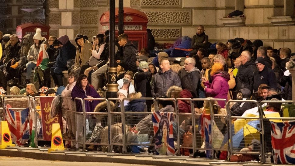 Londra, PARALIZATĂ de măsurile de securitate excepționale luate cu prilejul funeraliilor de stat: cum reacționează britanicii