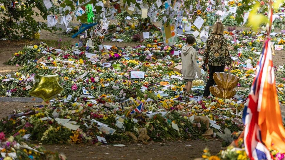 Florile depuse de britanici pentru Regina Elisabeta a II-a, transformate în compost pentru replantări în parcurile londoneze - FOTO