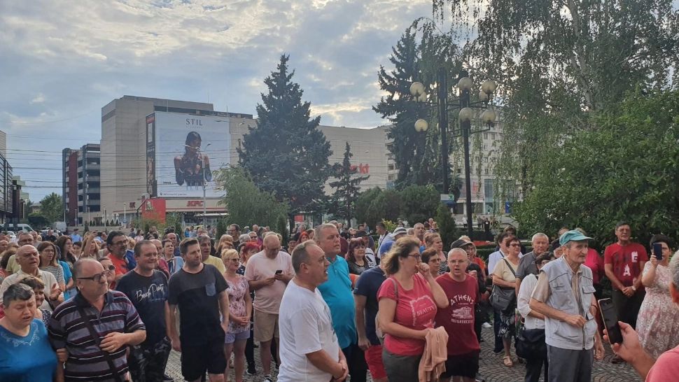 Protest la Ploiești, din cauza lipsei APEI CALDE. Sute de oameni în stradă - VIDEO