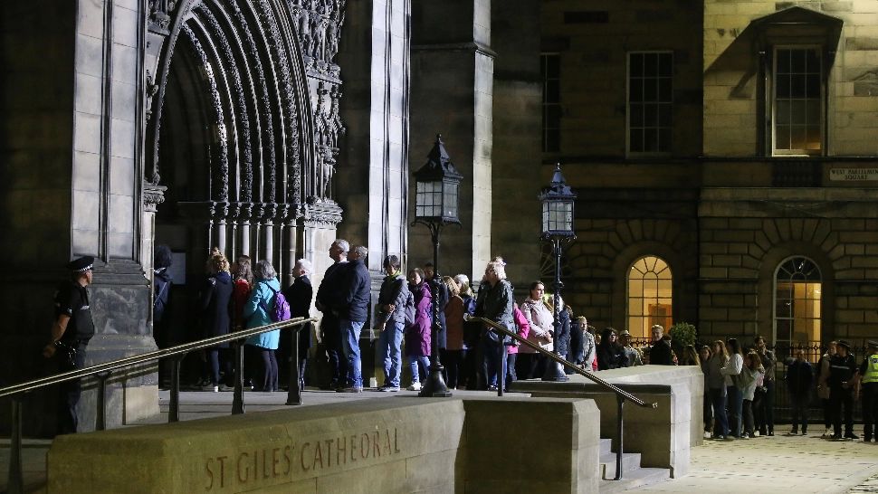 Moartea Reginei Elisabeta a II-a: 20.000 de britanici stau la coadă ca să-i aducă un ultim omagiu defunctei suverane (VIDEO)