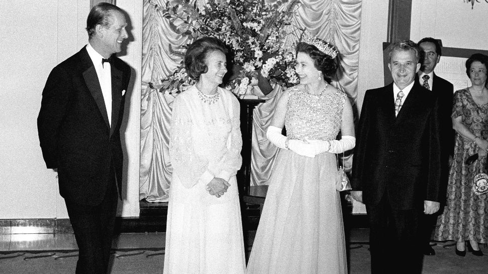 De ce s-a ascuns Regina Elisabeta a-II-a de Nicolae Ceaușescu într-un tufiș al Palatului Buckingham (video)