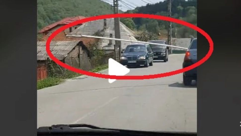 VIDEO – Doar în România vezi așa ceva – Cară scânduri imense cu Loganul – Tot traficul, dat peste cap