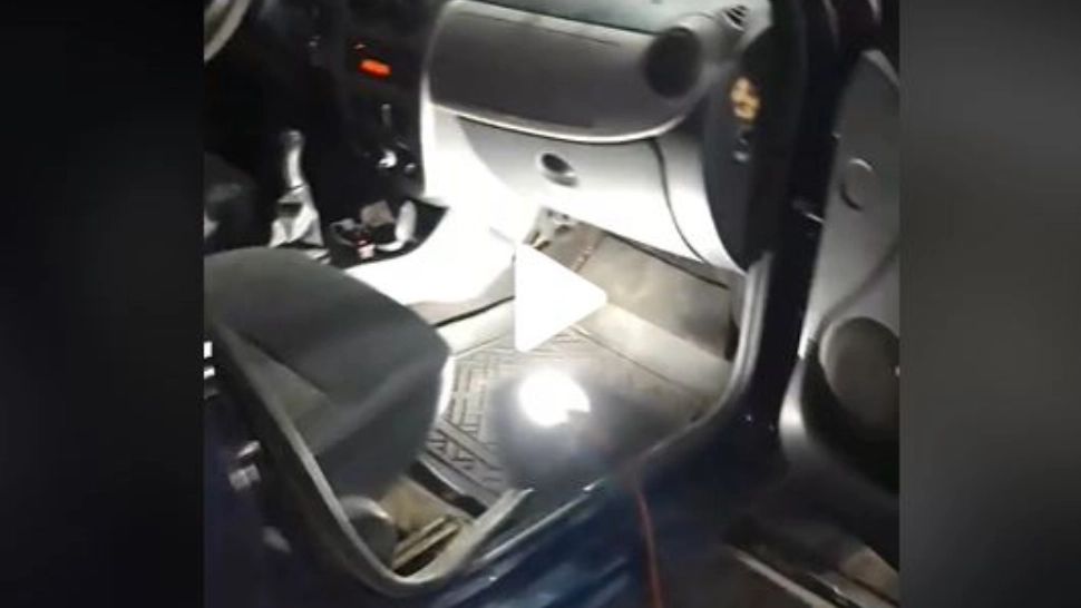 VIDEO – Ce a găsit un mecanic într-o mașină adusă la service pentru un schimb de ulei: “Clientul mi-a zis “