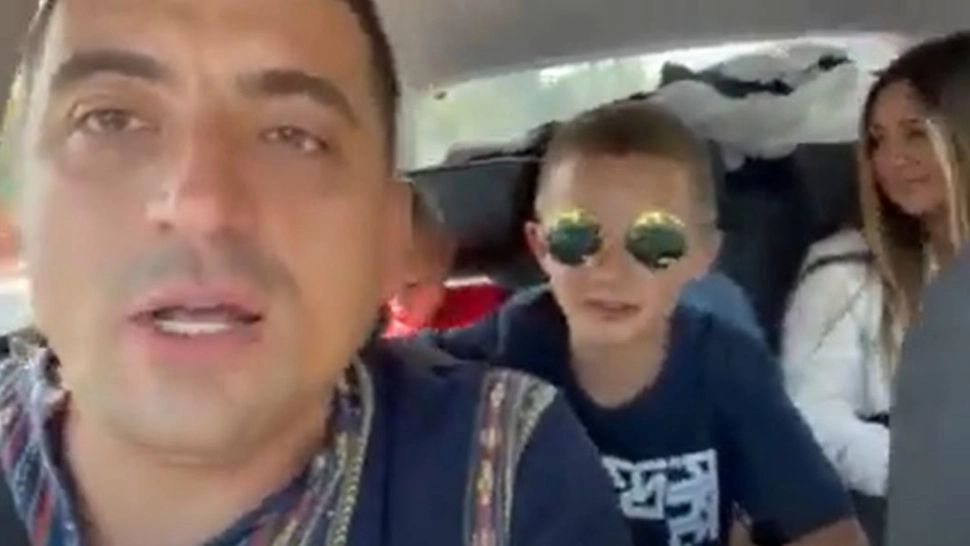 George Simion, noi probleme cu poliția - Politicianul ar putea fi amendat și pentru imaginile în care transportă copiii cu mașina și se filmează la volan