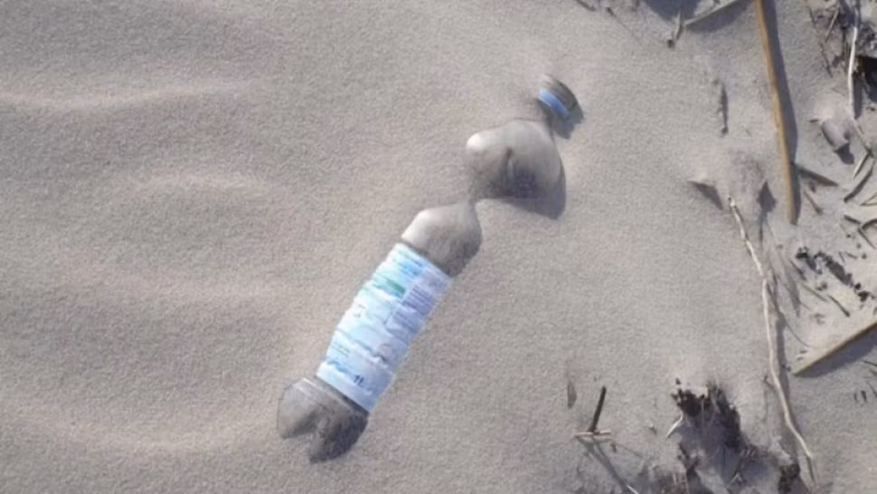 A găsit o sticlă pe plajă, adânc îngropată în nisip. A amuțit când a văzut ce era înăuntru!