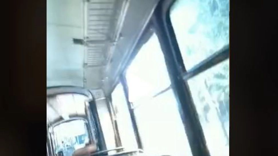 VIDEO – Imagini halucinante dintr-un tramvai din Brăila – Pasagerii, la un pas să facă infarct din cauza sperieturii