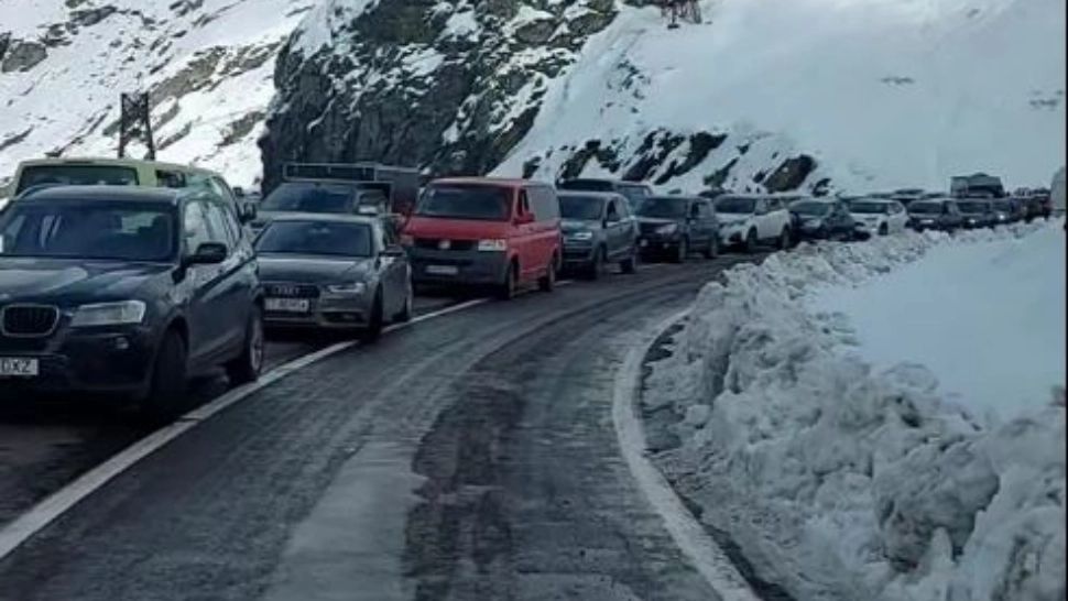 Două drumuri au fost închise din cauza ninsorii - Drumarii intervin pentru îndepărtarea stratului gros de zăpadă - VIDEO