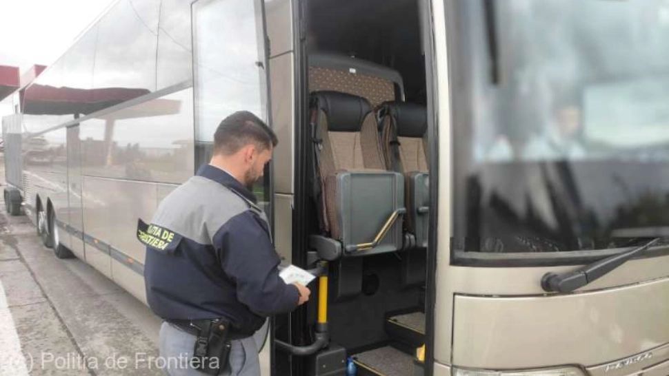 Autocar reţinut la vamă după ce au fost găsite ţigări de contrabandă ascunse printre bagaje - FOTO