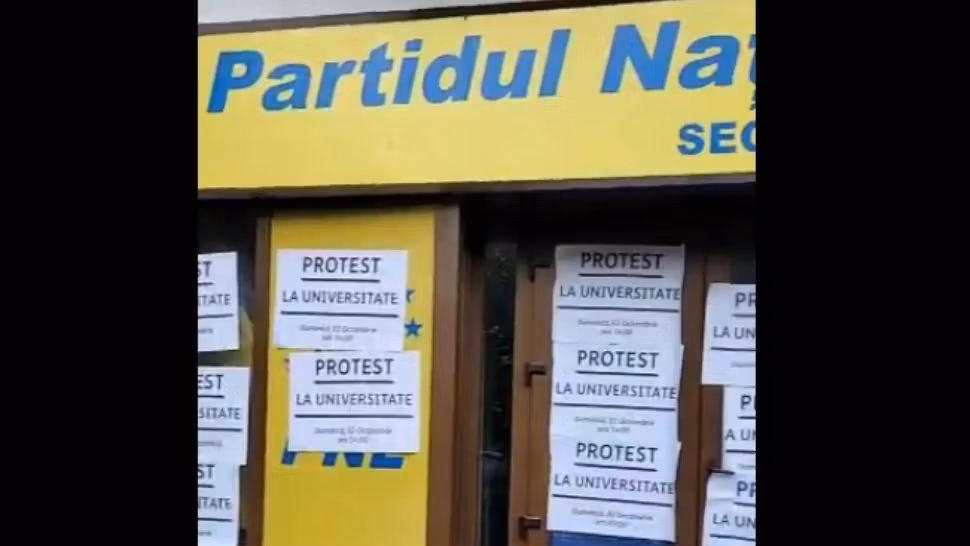 Un sediu PNL a fost VANDALIZAT - Afișe care anunță protestul AUR, lipite peste tot