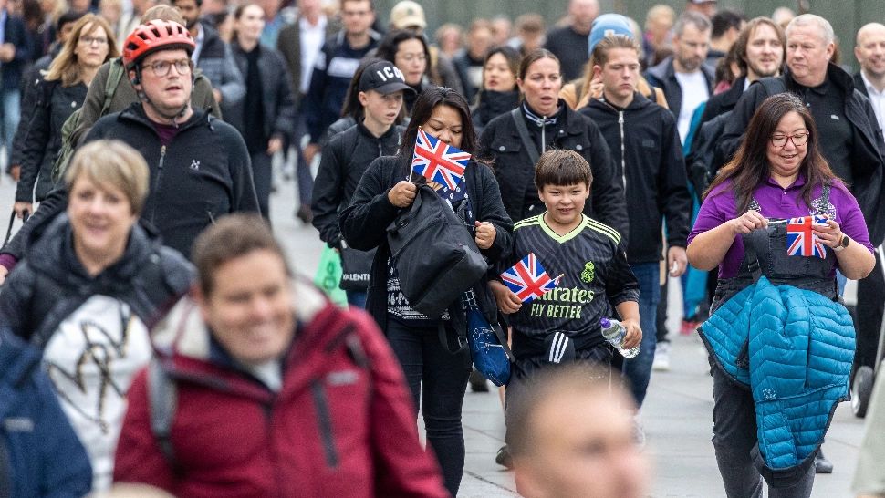Funeraliile REGINEI. A început curăţenia după miile de persoane care au aşteptat la coadă la Westminster Hall