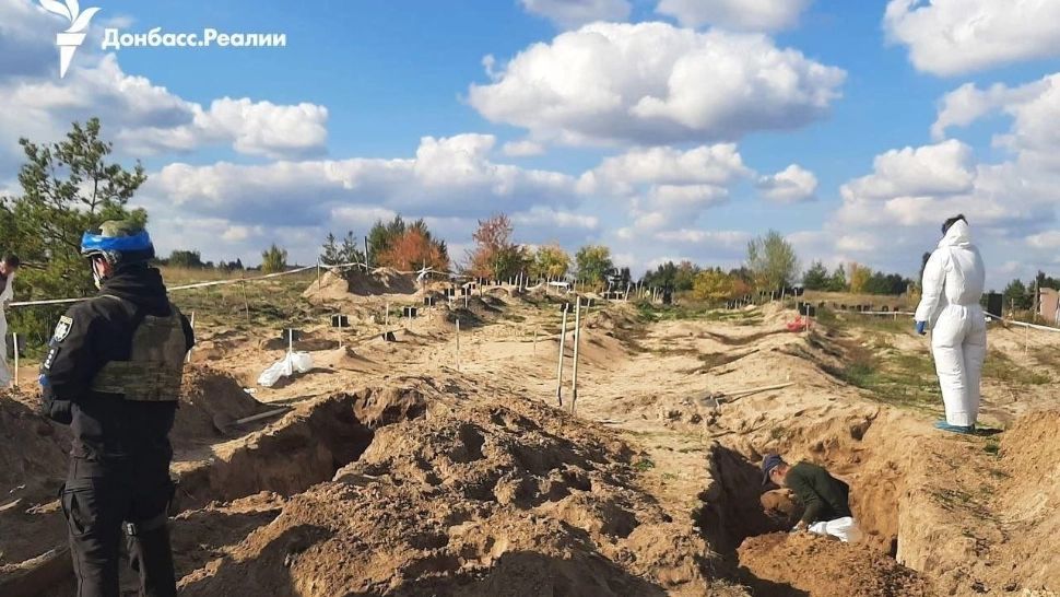 O groapă comună şi alte aproximativ 200 de morminte, descoperite în oraşul Liman! Printre victime se numără copii și familii întregi - IMAGINI ȘOCANTE