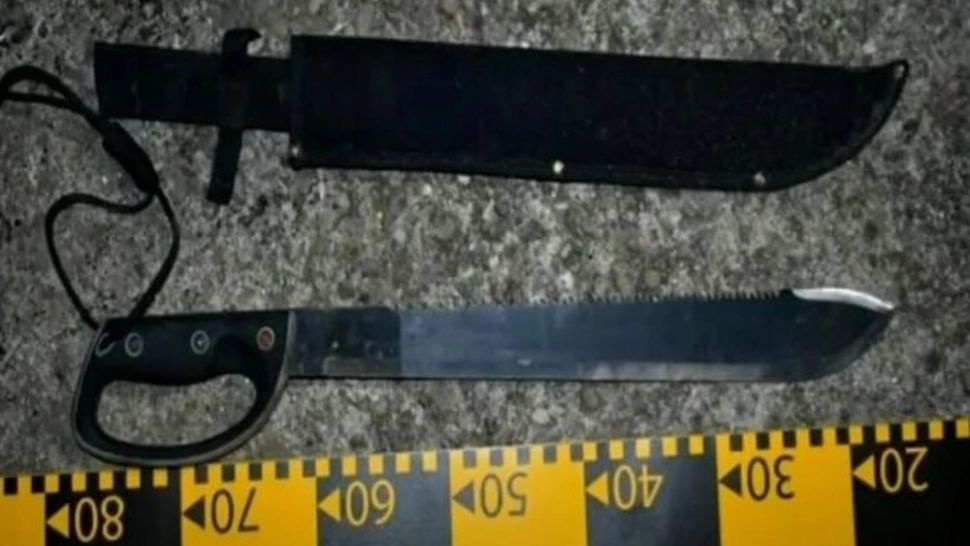 Sabie găsită asupra unui puști de 16 ani, în centrul Ploieștiului. Poliția a deschis dosar penal