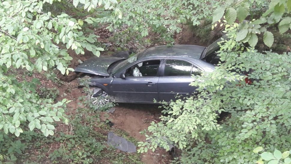 Tânăr de 18 ani, beat şi fără permis, a căzut cu maşina într-o râpă. Alte două persoane, rănite