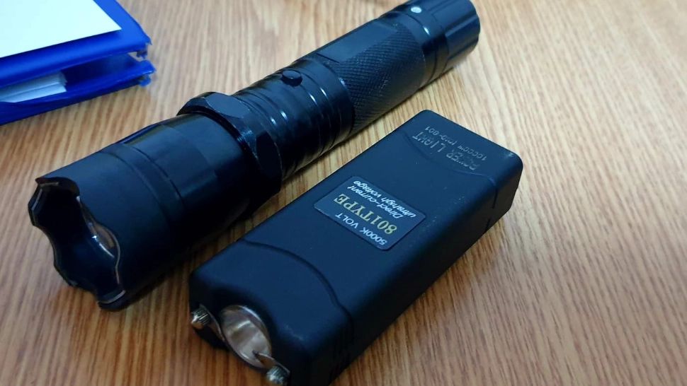 Panică într-o stație de autobuz din Târgoviște: dispozitive cu electroșocuri, folosite de doi adolescenți 