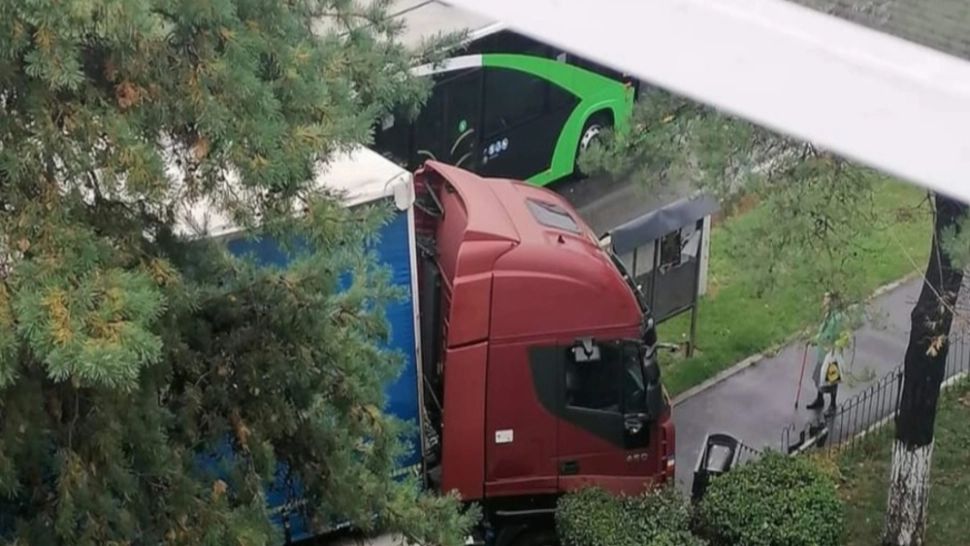 Impact între un TIR şi un autobuz, pe DN1, la Codlea. Traficul se desfășoară alternativ
