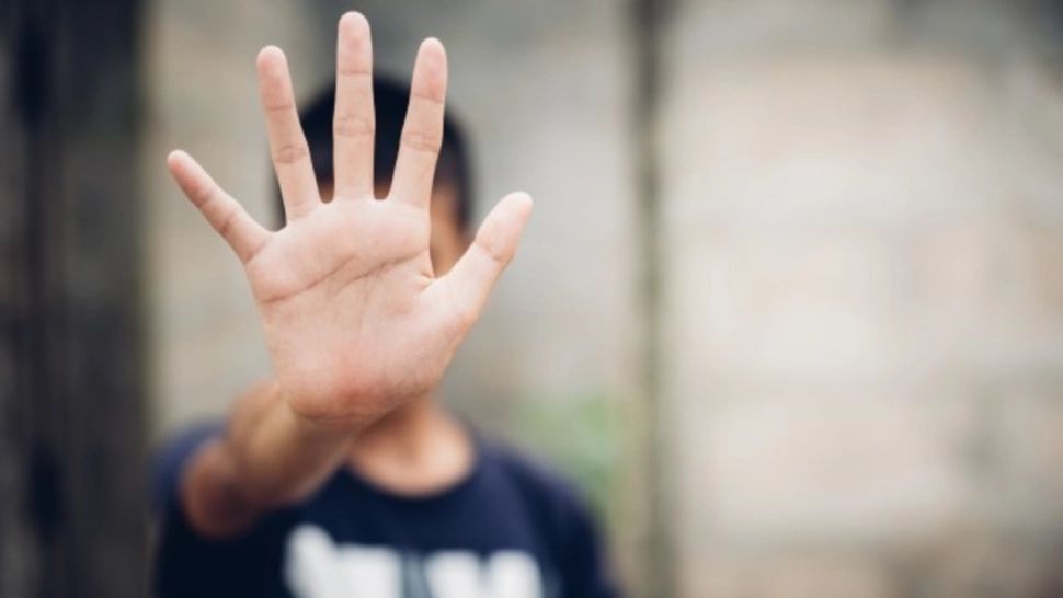 Copii bătuți, legați și înfometați de proprii părinți! Poliția a deschis dosar penal