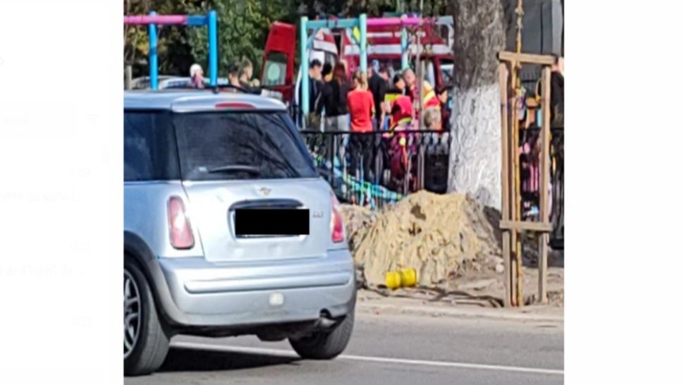 Copil transportat la spital după ce a fost lovit de un leagăn, într-un parc din Bârlad