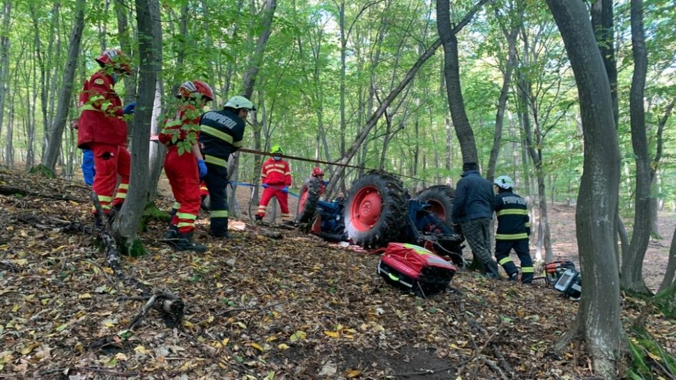 Un bărbat şi-a pierdut viaţa după ce s-a răsturnat cu tractorul într-o pădure din județul Cluj - FOTO