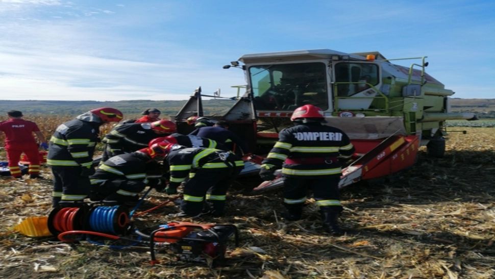 Bărbat transportat la spital cu elicopterul după ce și-a prins piciorul într-o combină de treierat cereale